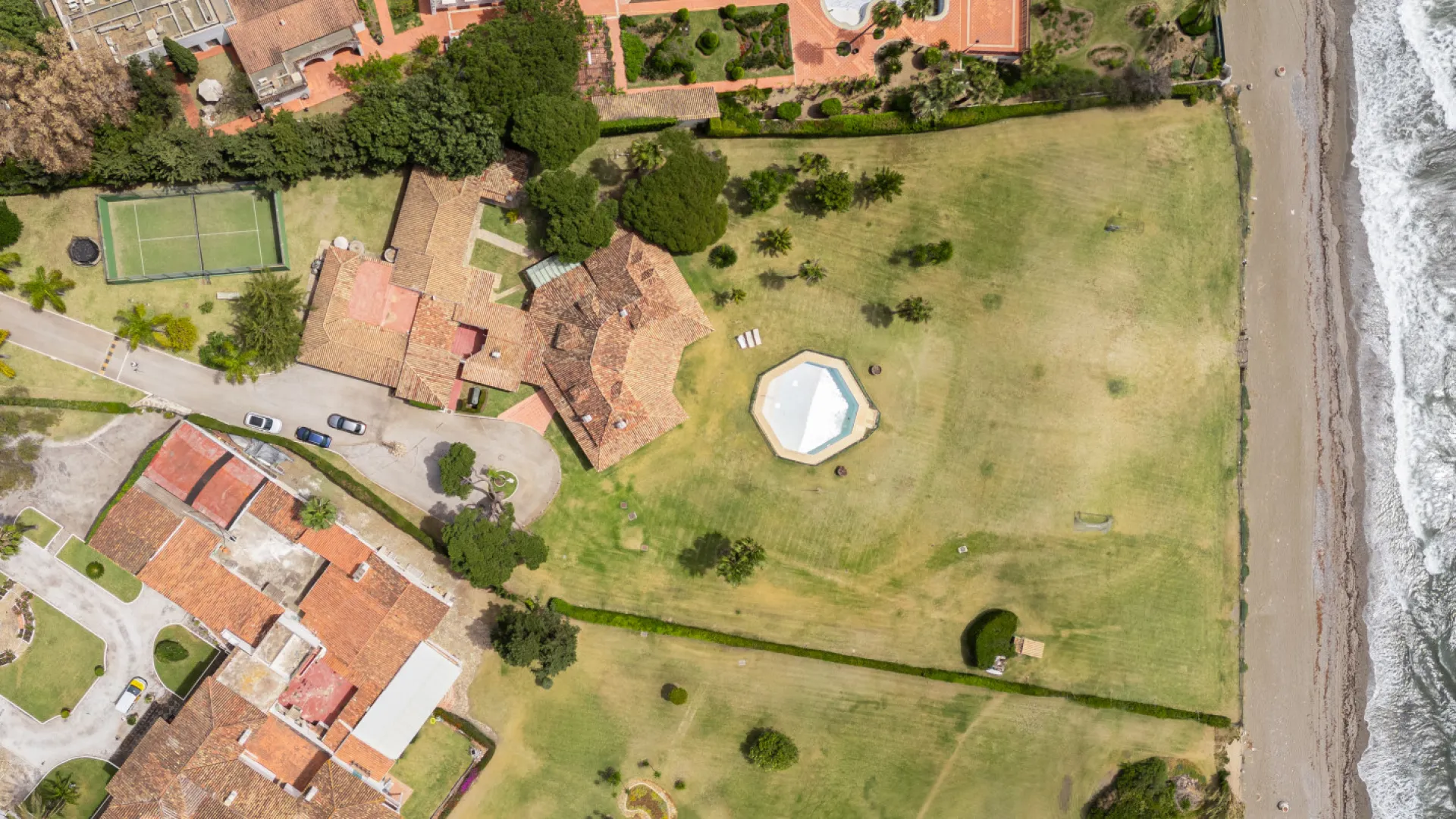 Villa en venta de 4 dormitorios en Guadalmina Baja