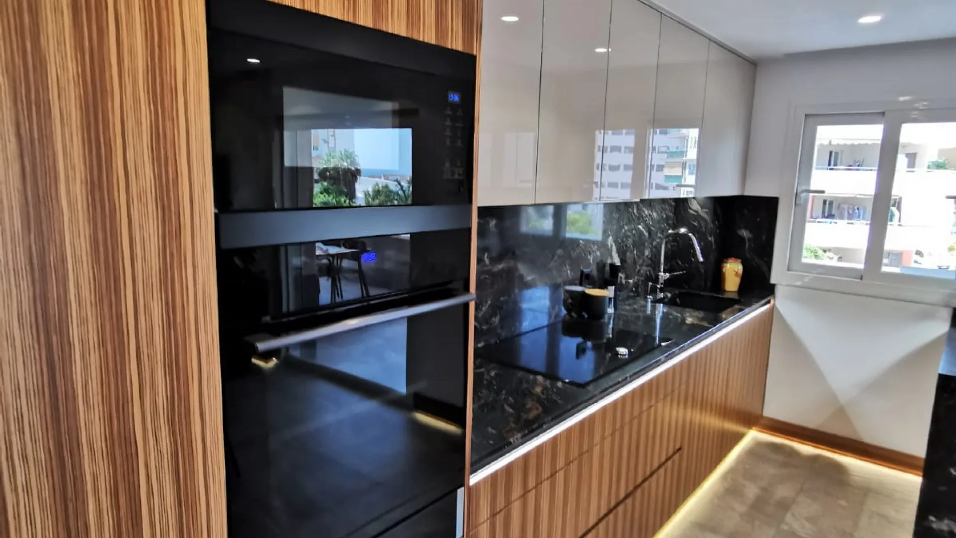 Apartamento en venta de 3 dormitorios en Estepona Puerto