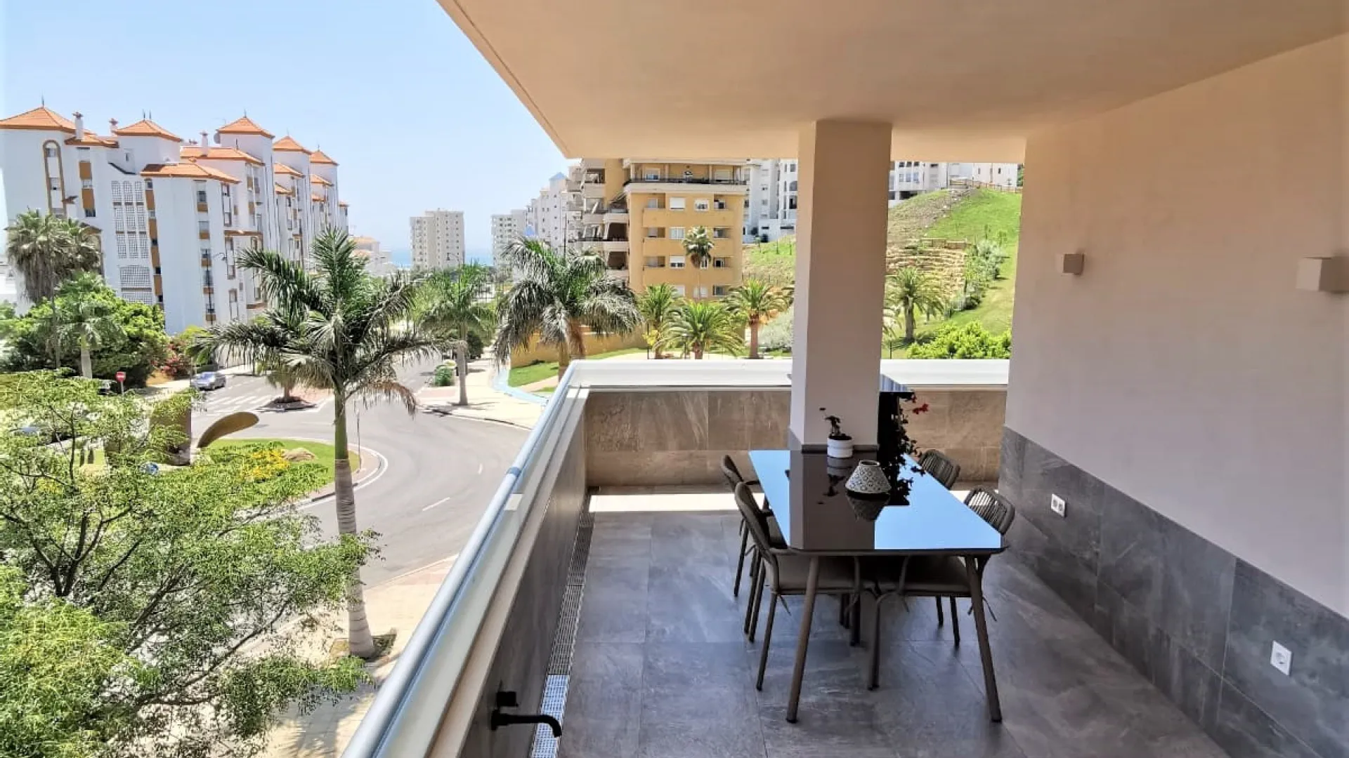 Apartamento en venta de 3 dormitorios en Estepona Puerto