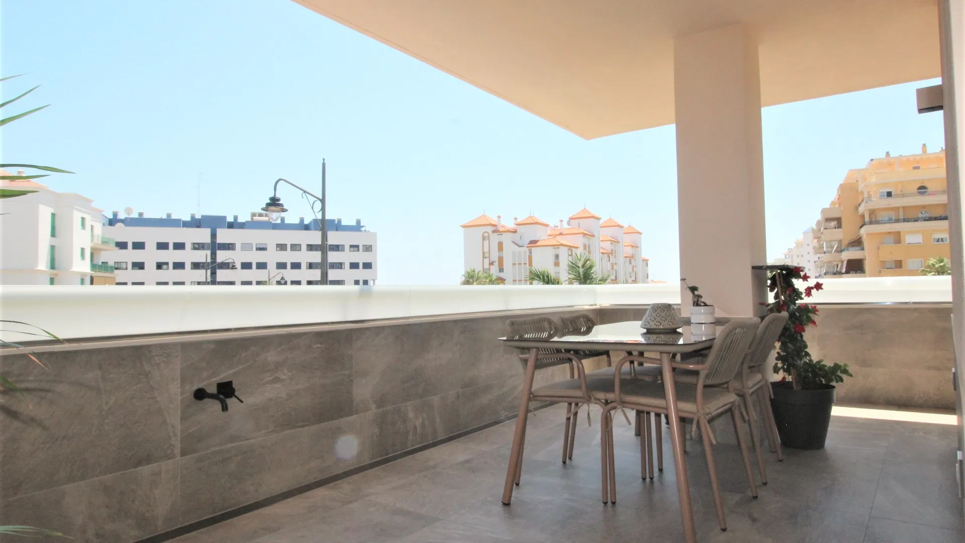 Apartamento en venta de 3 dormitorios en Estepona Puerto