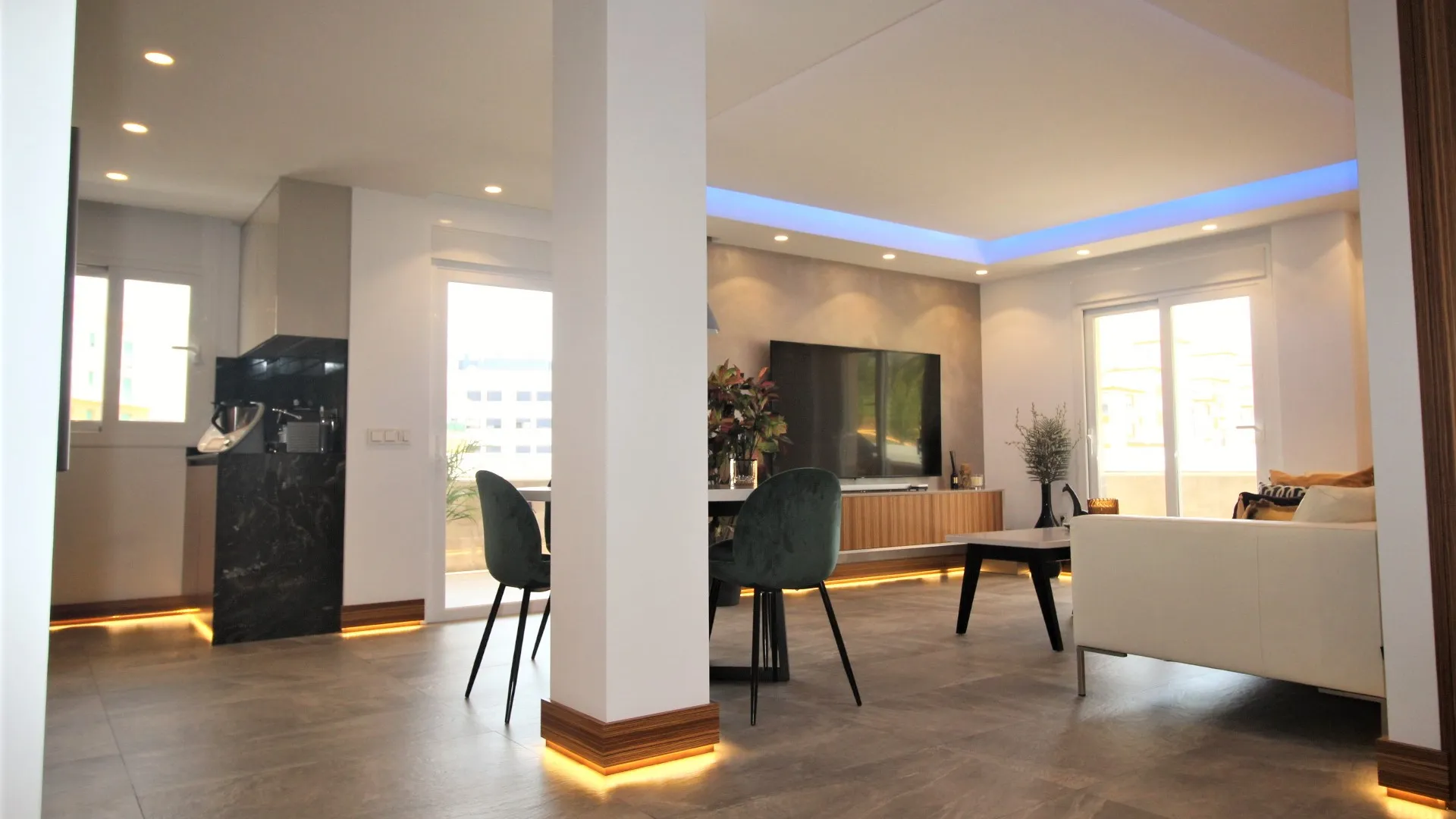 Apartamento en venta de 3 dormitorios en Estepona Puerto