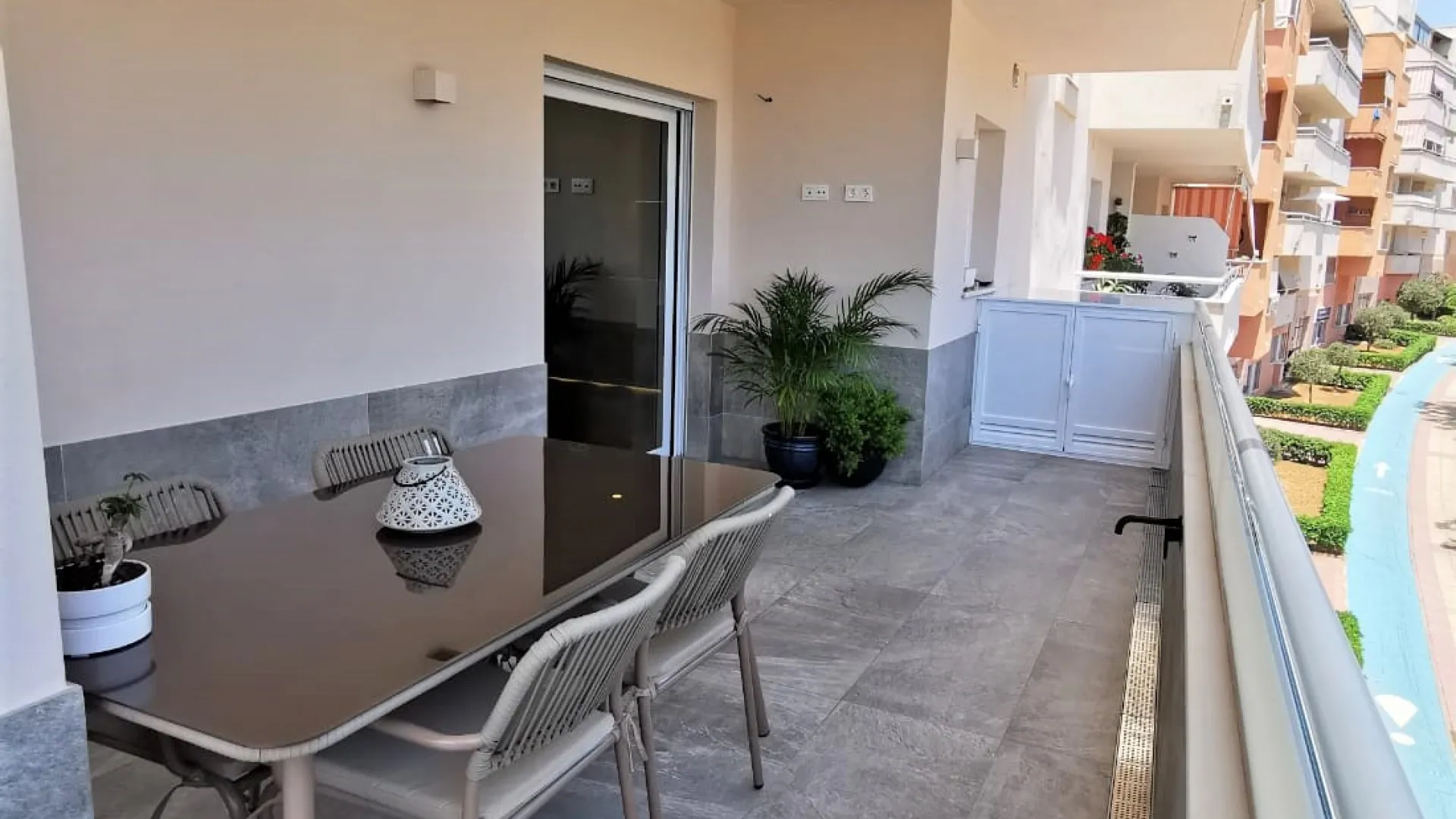 Apartamento en venta de 3 dormitorios en Estepona Puerto