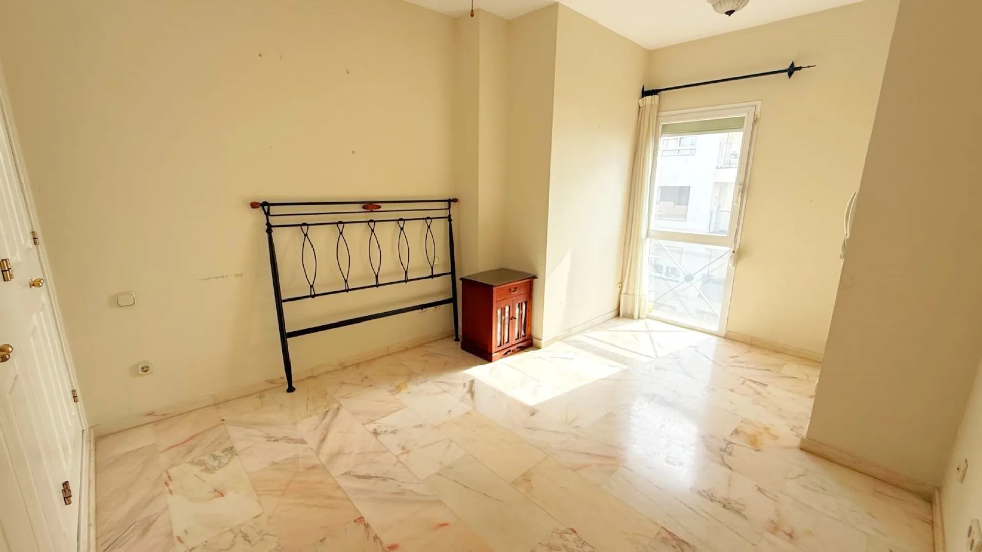 For sale apartment in Estepona Old Town with 3 bedrooms