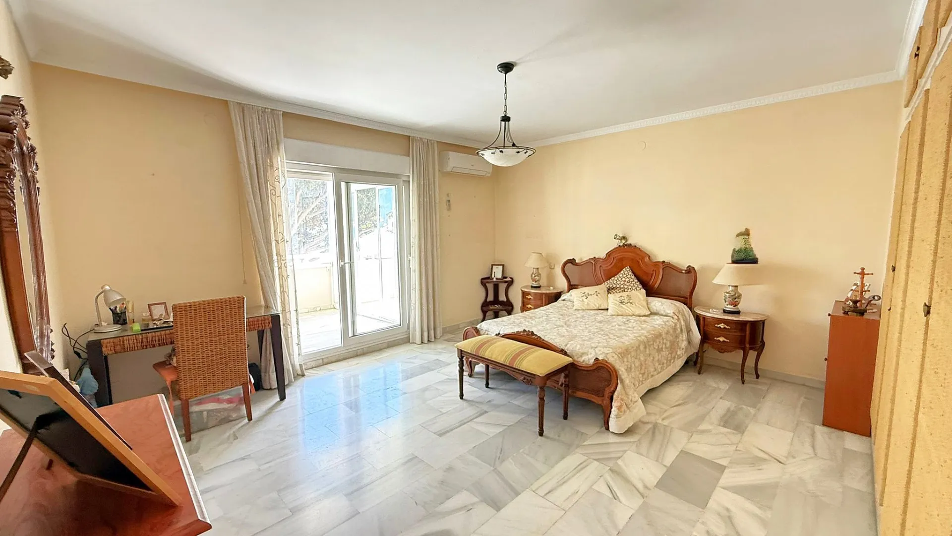 Buy apartment in Estepona Centre with 3 bedrooms