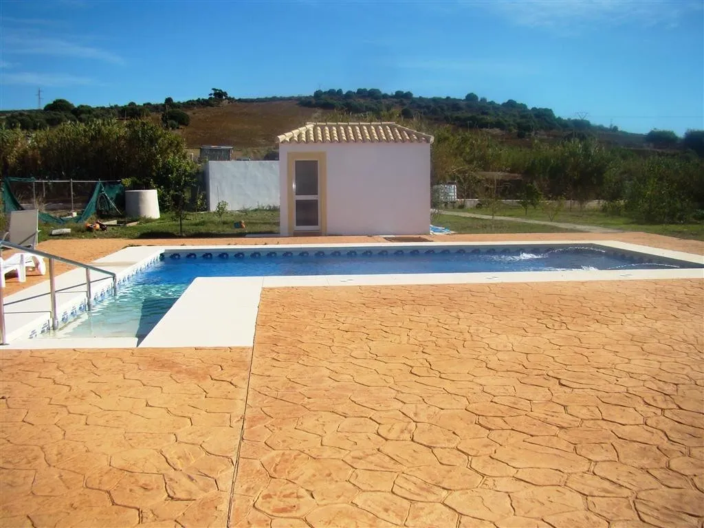 Buy villa in Estepona