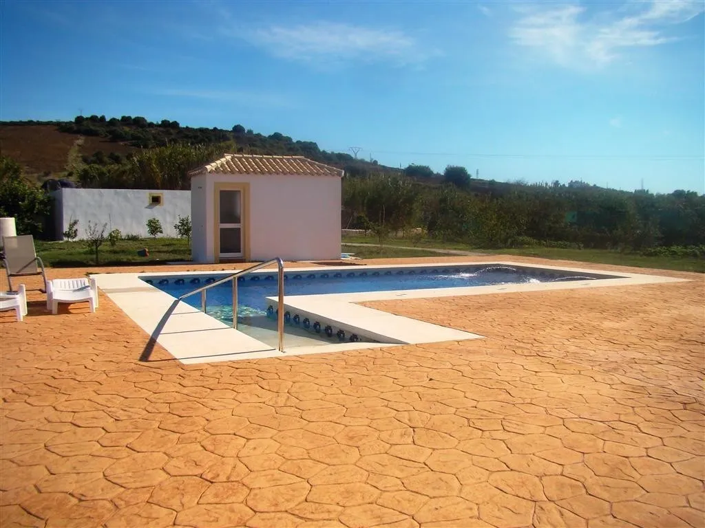 Buy villa in Estepona