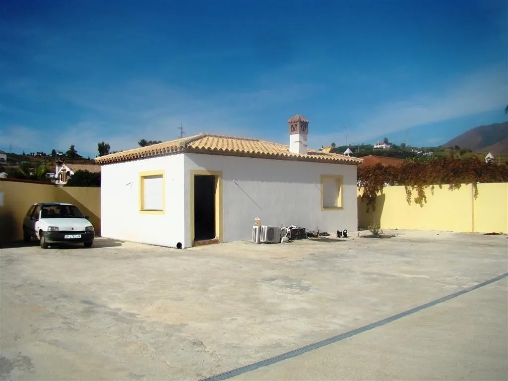 Buy villa in Estepona