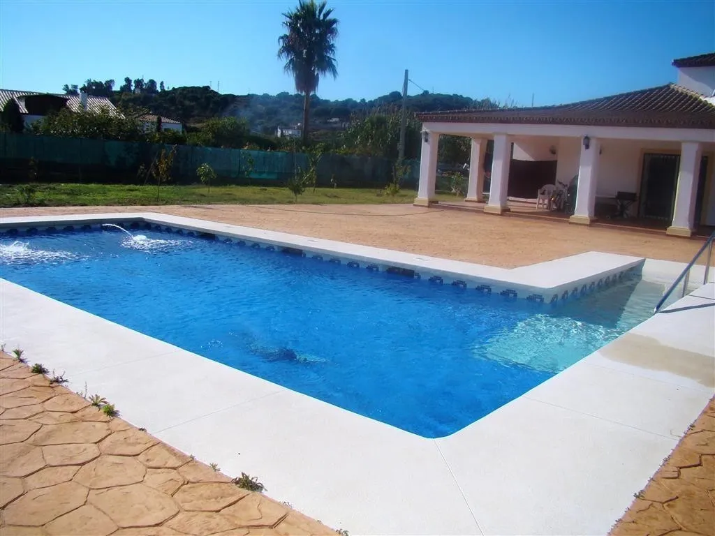 Buy villa in Estepona