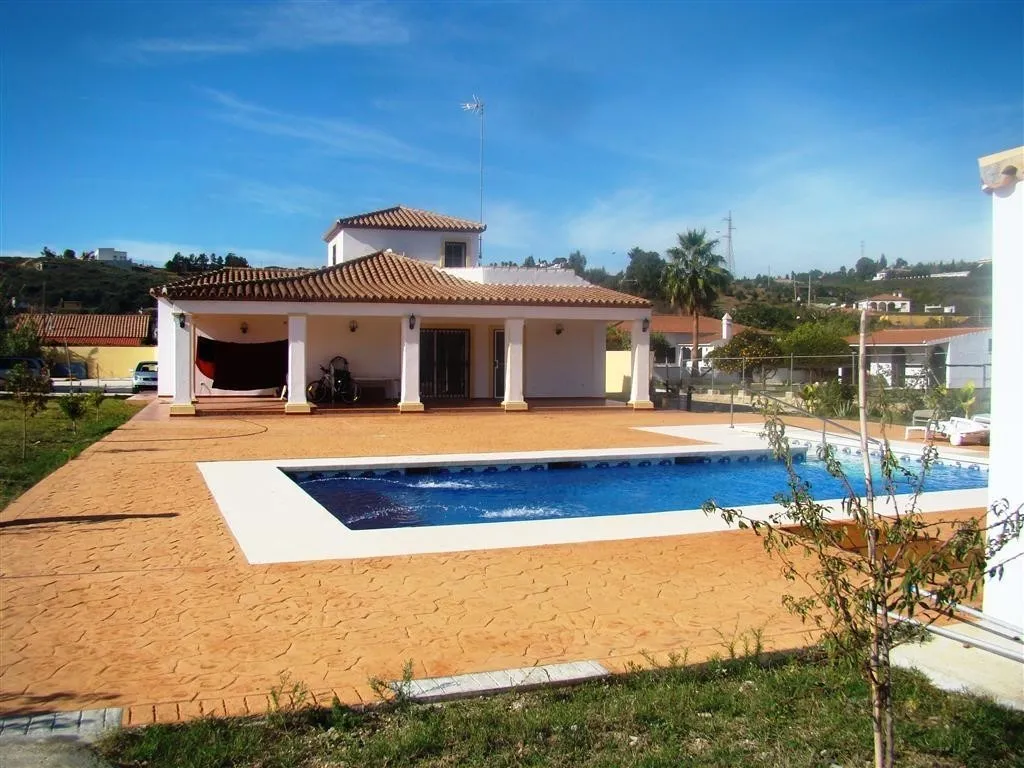 Buy villa in Estepona
