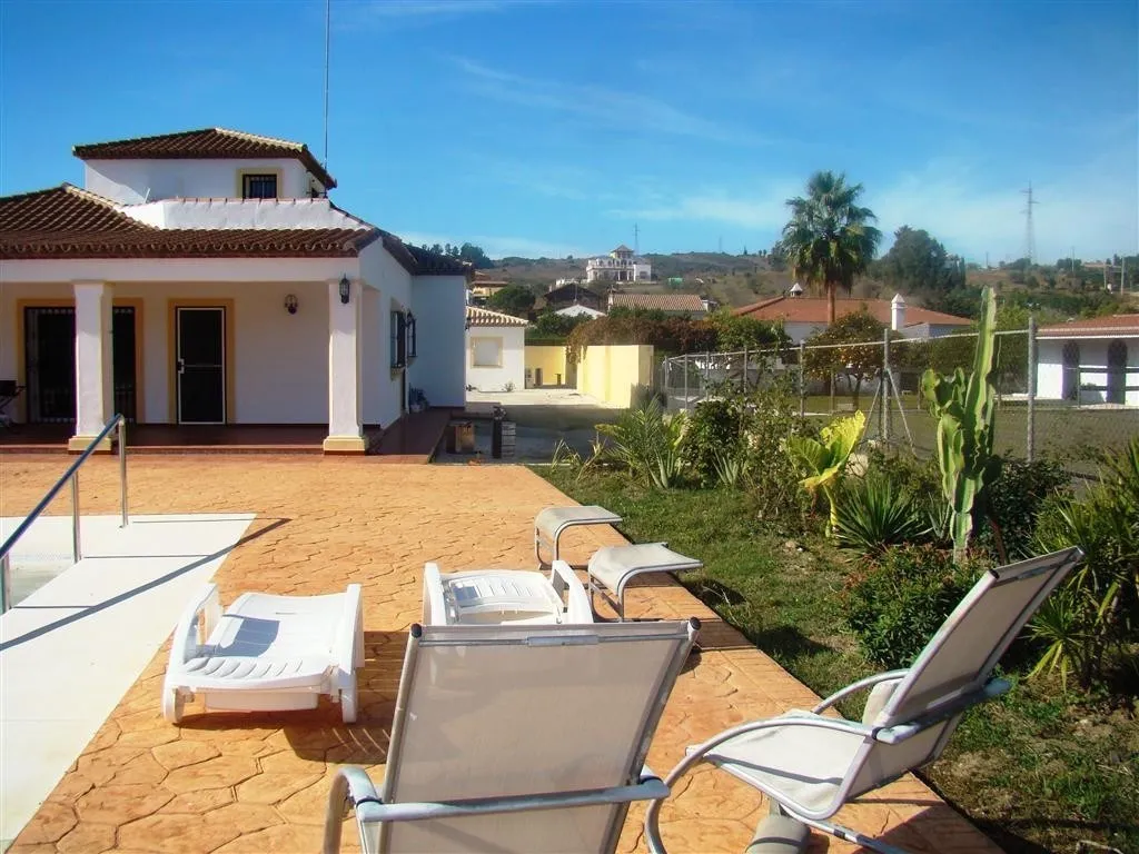 Buy villa in Estepona