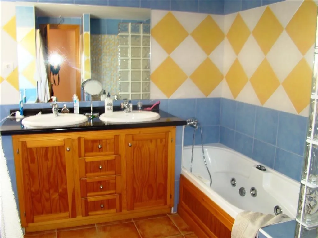 Buy villa in Estepona