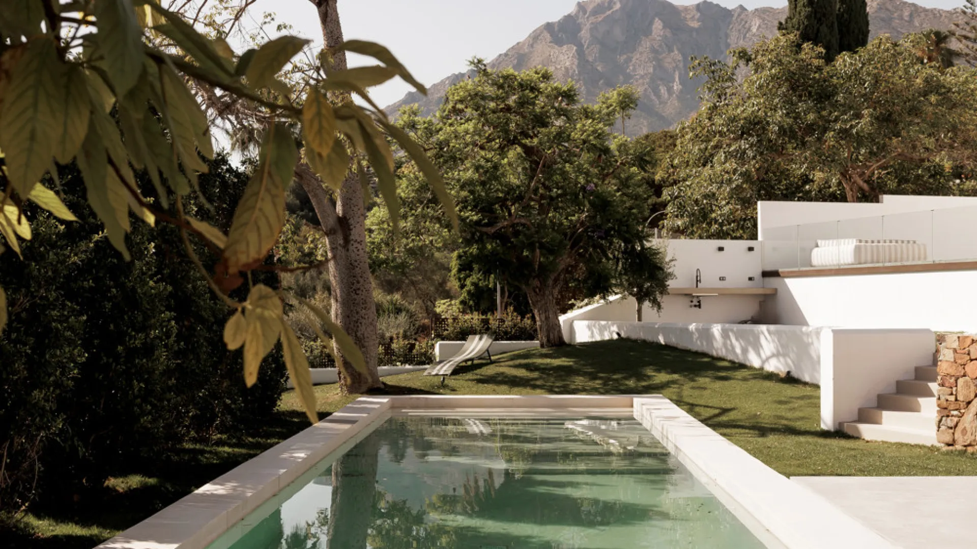 Buy villa with 5 bedrooms in Marbella Golden Mile