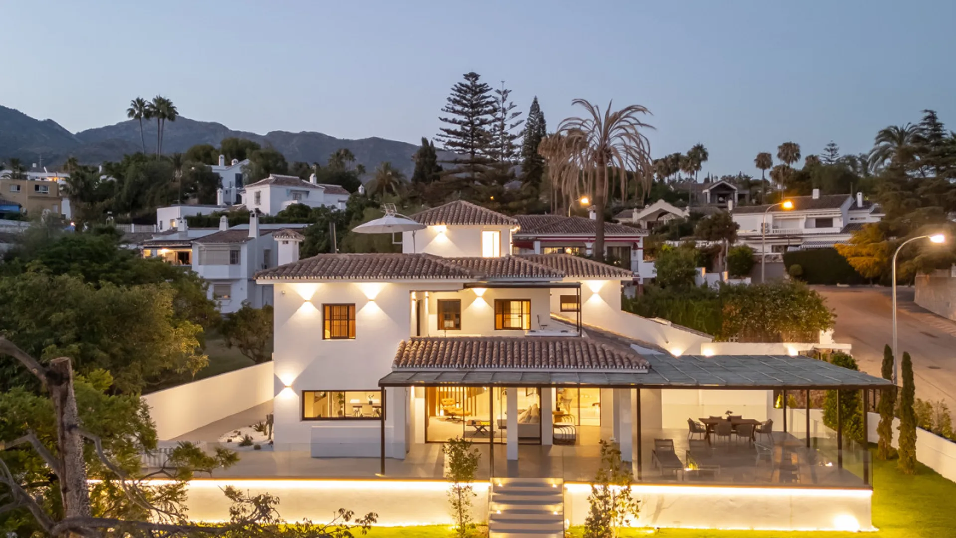 Buy villa with 5 bedrooms in Marbella Golden Mile