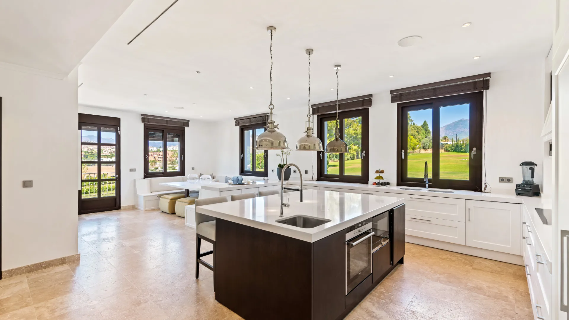 Comprar villa de 6 dormitorios en Valle del Sol