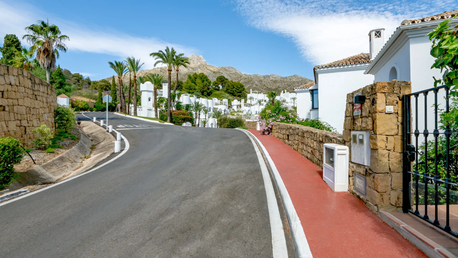 For sale Marbella Hill Club semi detached villa with 4 bedrooms