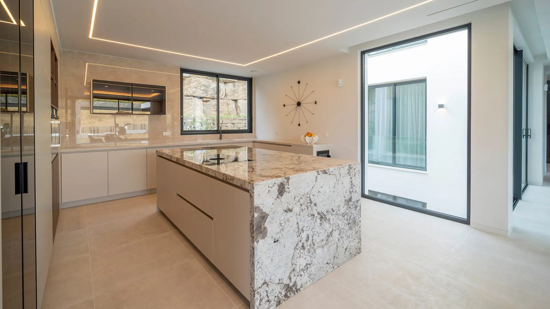 For sale Paraiso Alto villa with 6 bedrooms