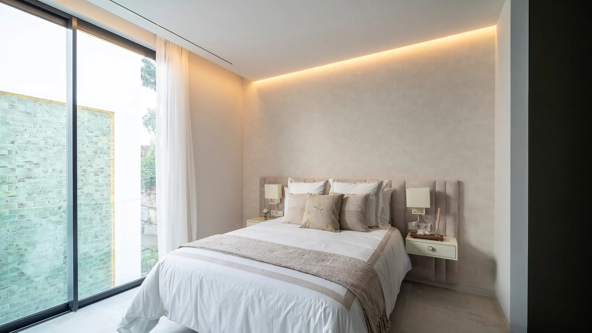 For sale Paraiso Alto villa with 6 bedrooms
