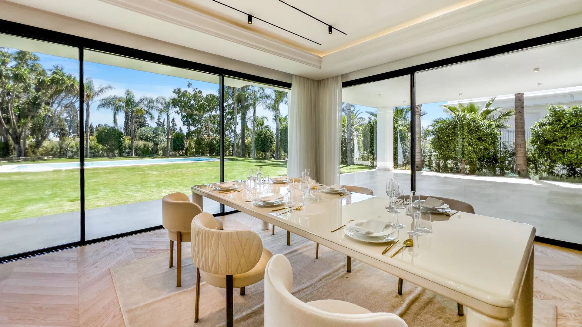 Se vende villa con 6 dormitorios en Las Lomas del Marbella Club