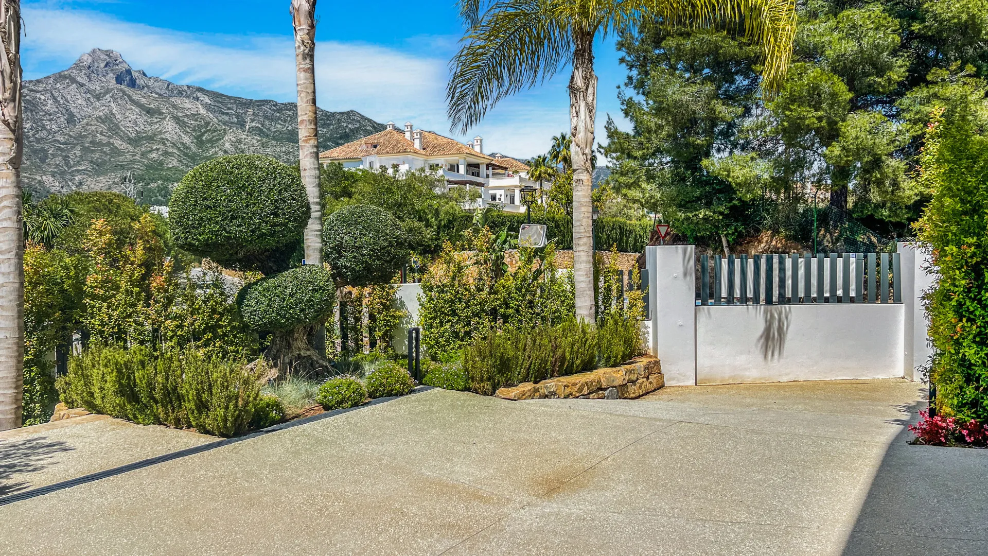 Se vende villa con 6 dormitorios en Las Lomas del Marbella Club