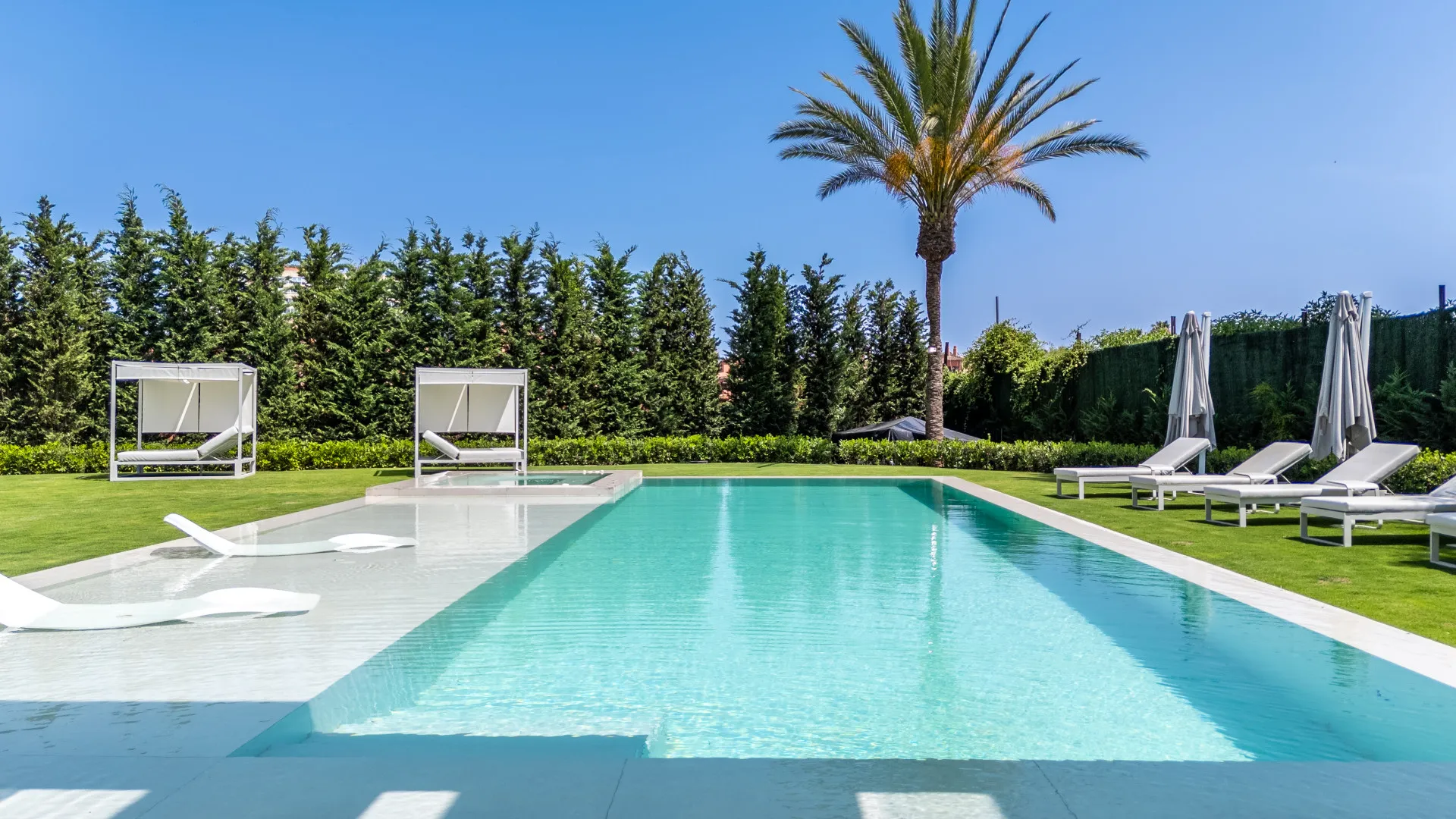 For sale 6 bedrooms villa in Los Monteros Playa