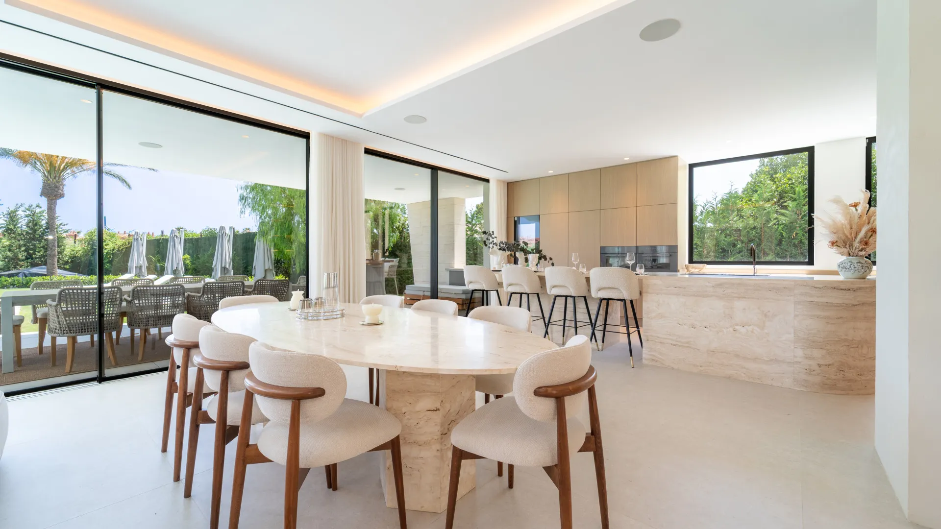 For sale 6 bedrooms villa in Los Monteros Playa