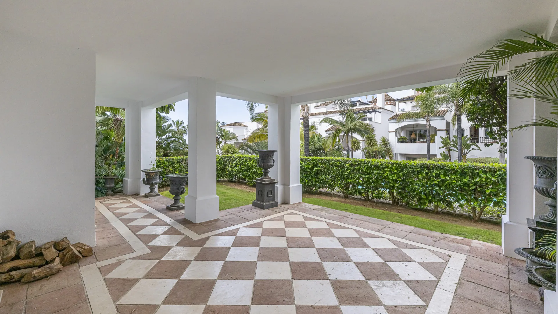 Comprar apartamento planta baja en Montebello Hills