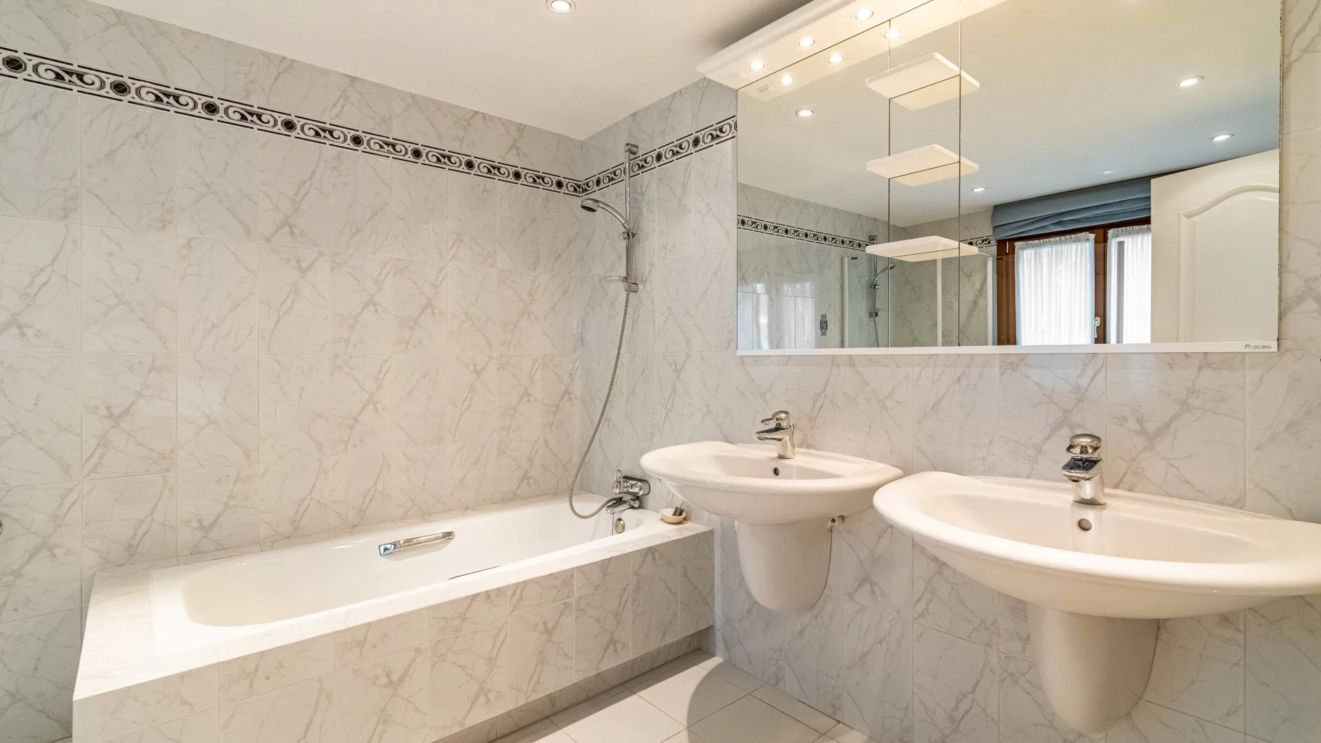 Se vende villa de 5 dormitorios en Guadalmansa Playa
