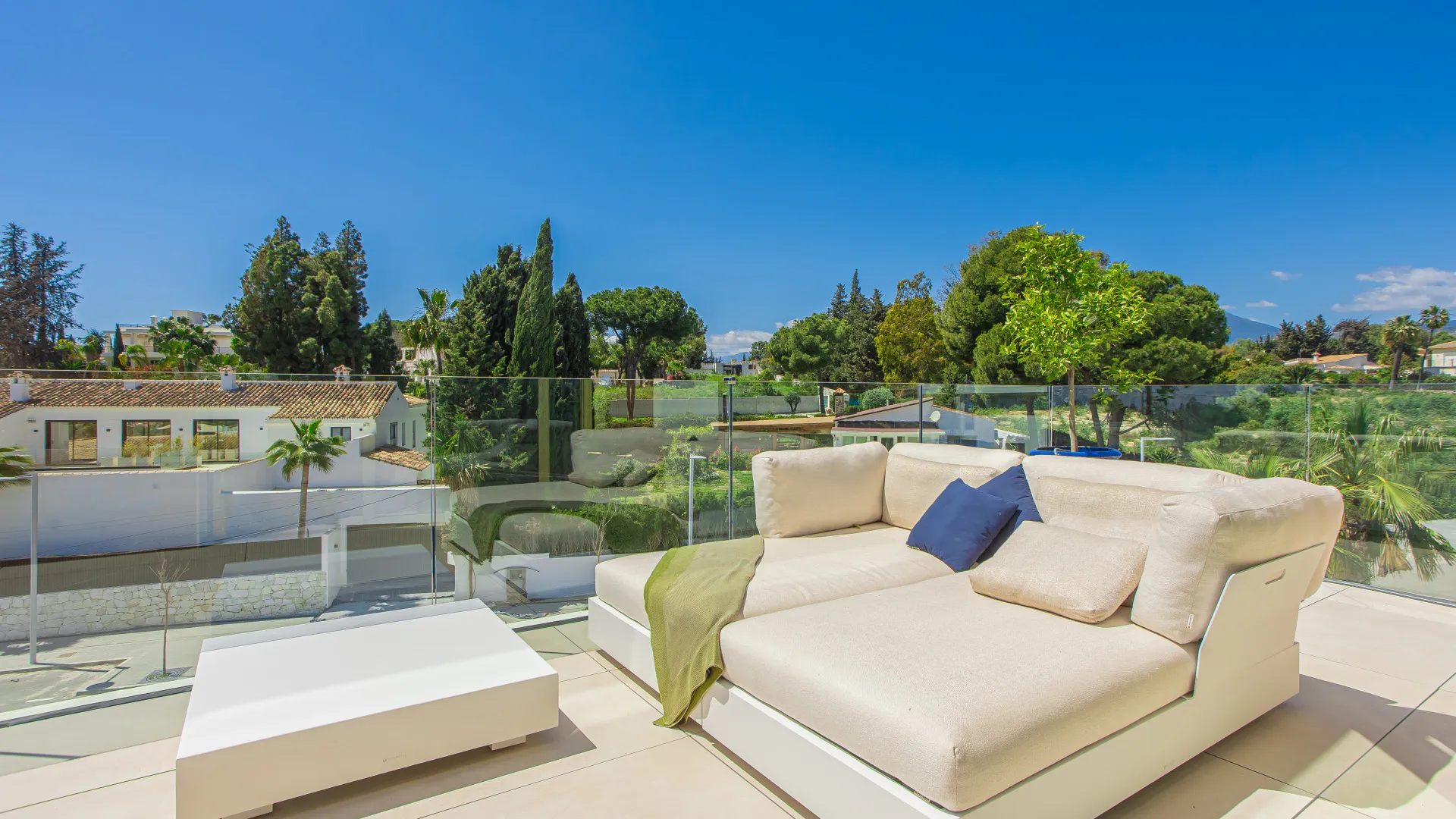 Buy duplex penthouse in Benalús