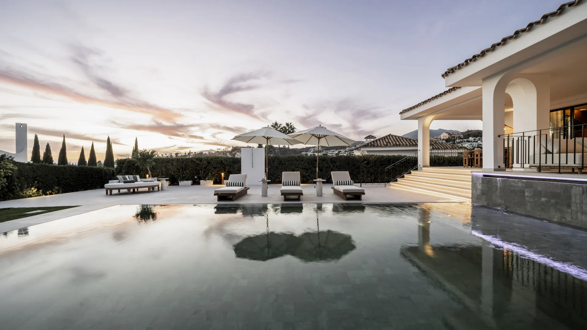Villa for sale in Nueva Andalucia