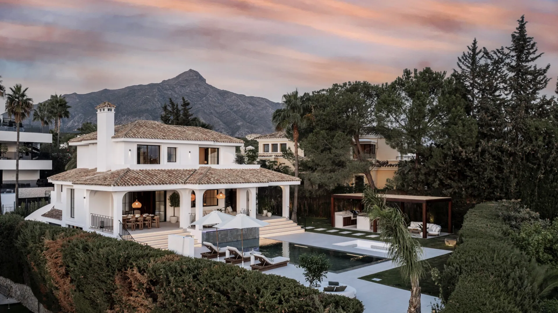 Villa for sale in Nueva Andalucia