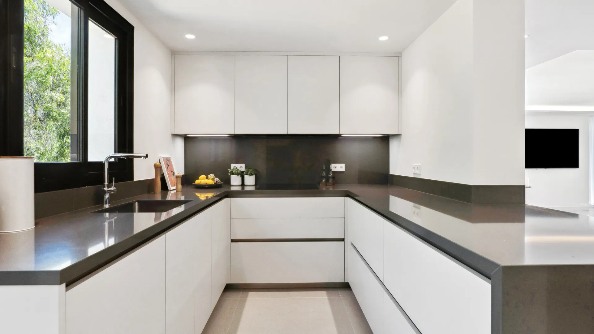 Villa en venta con 6 dormitorios en Nueva Andalucia