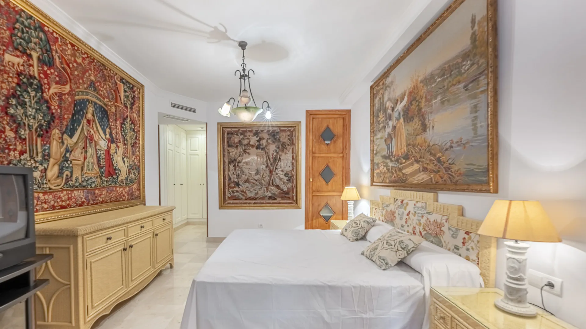 2 bedrooms apartment in Marbella - Puerto Banus for sale