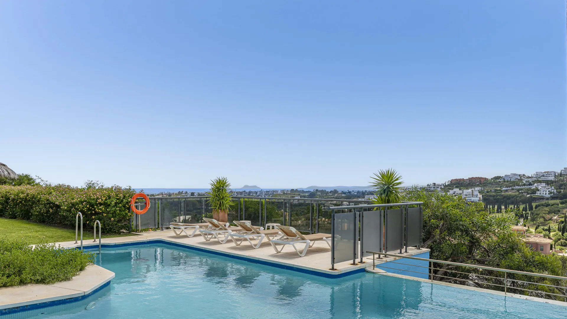 Penthouse with 2 bedrooms for sale in Benahavis
