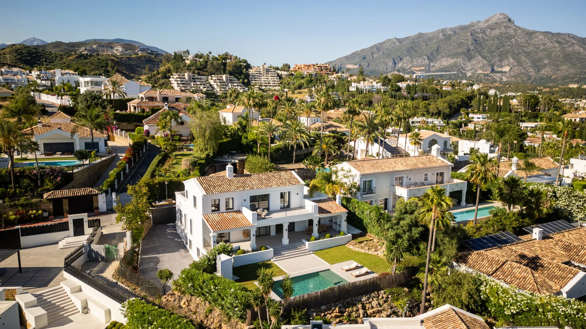 5 bedrooms villa for sale in Nueva Andalucia
