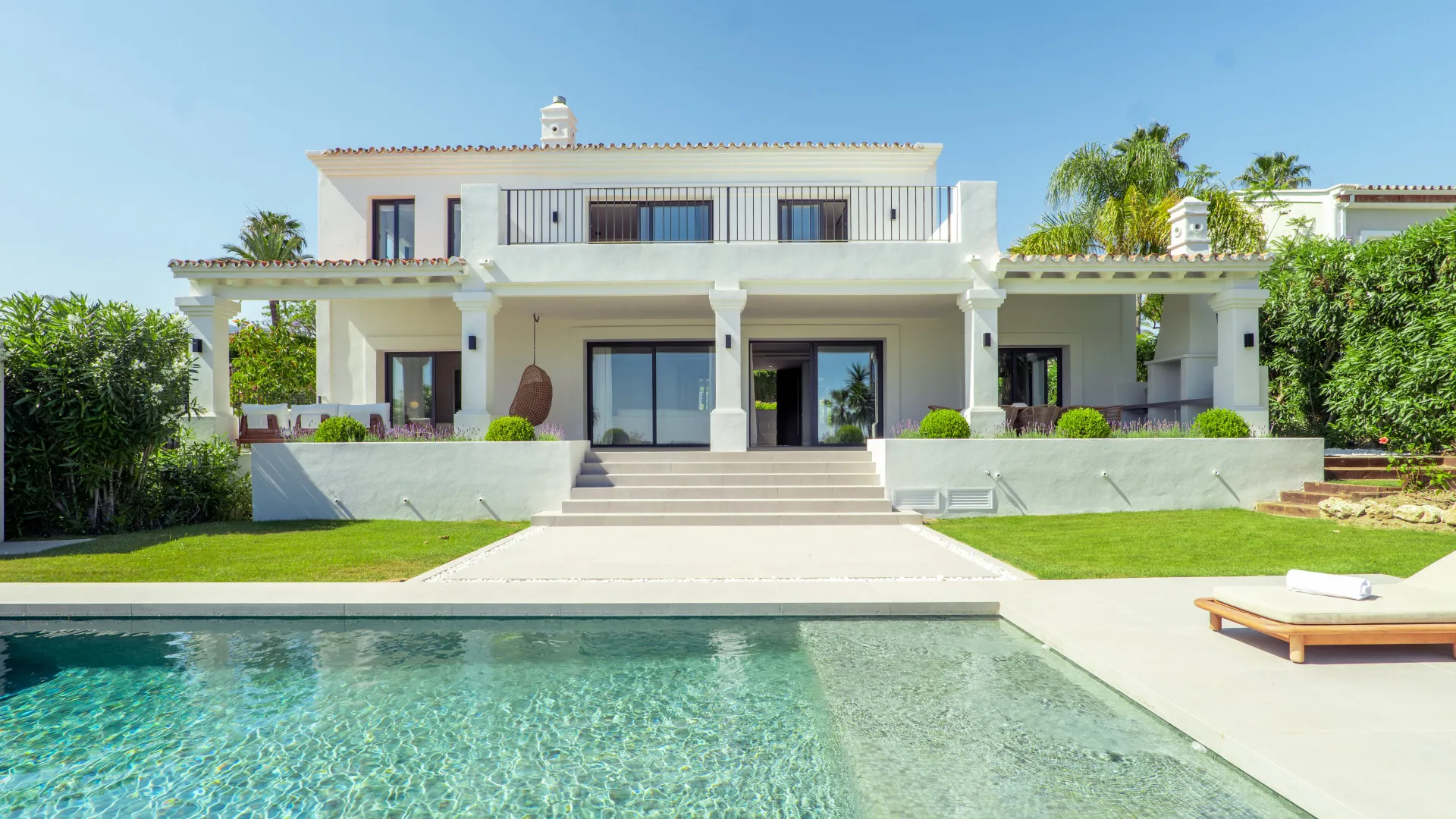 5 bedrooms villa for sale in Nueva Andalucia