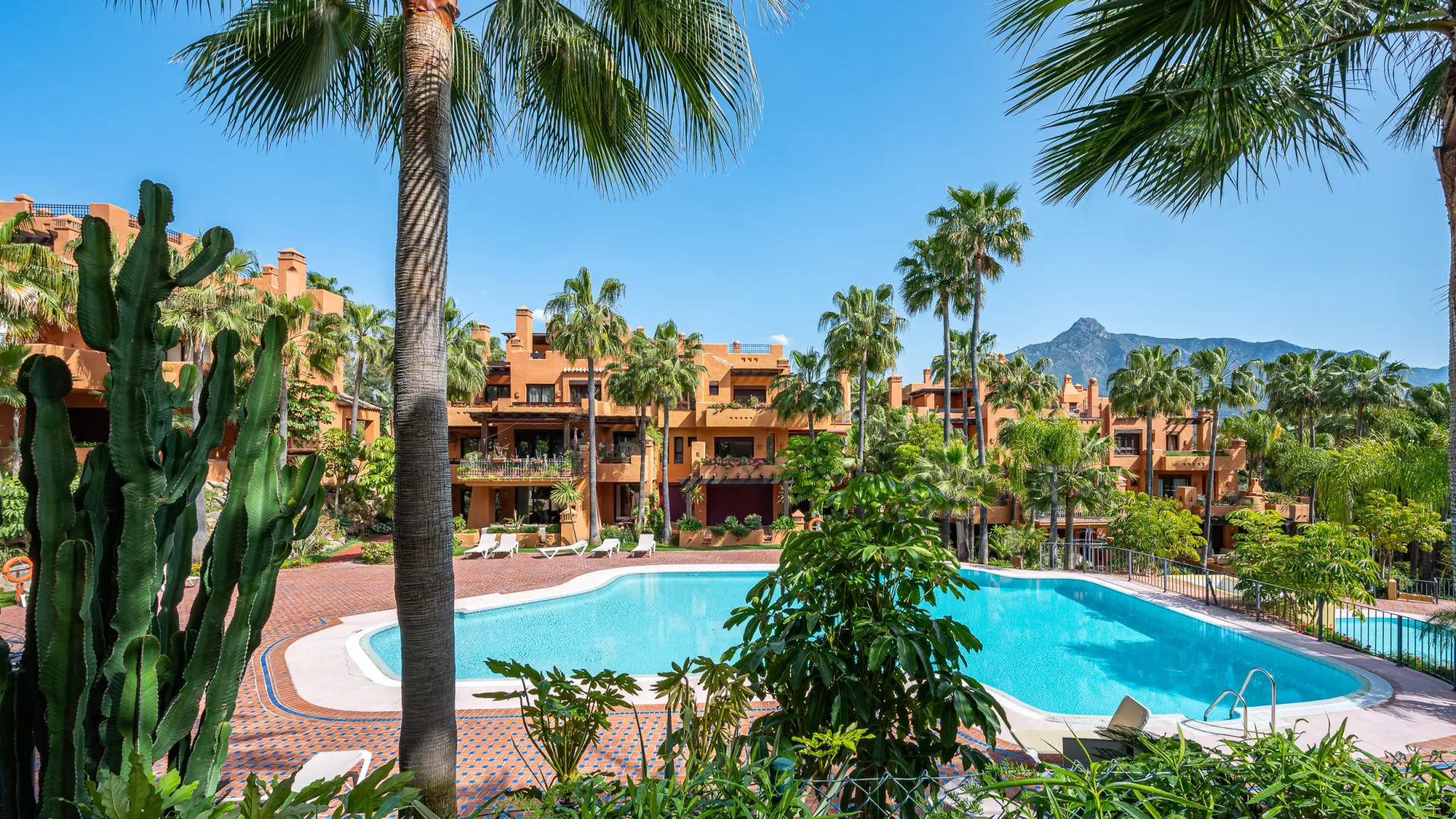 Duplex penthouse for sale in La Alzambra Hill Club with 3 bedrooms