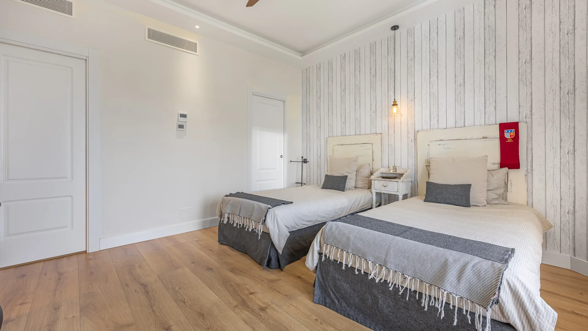 5 bedrooms villa for sale in Altos de Puente Romano