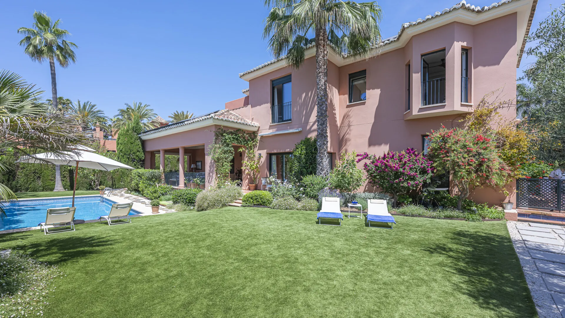 5 bedrooms villa for sale in Altos de Puente Romano