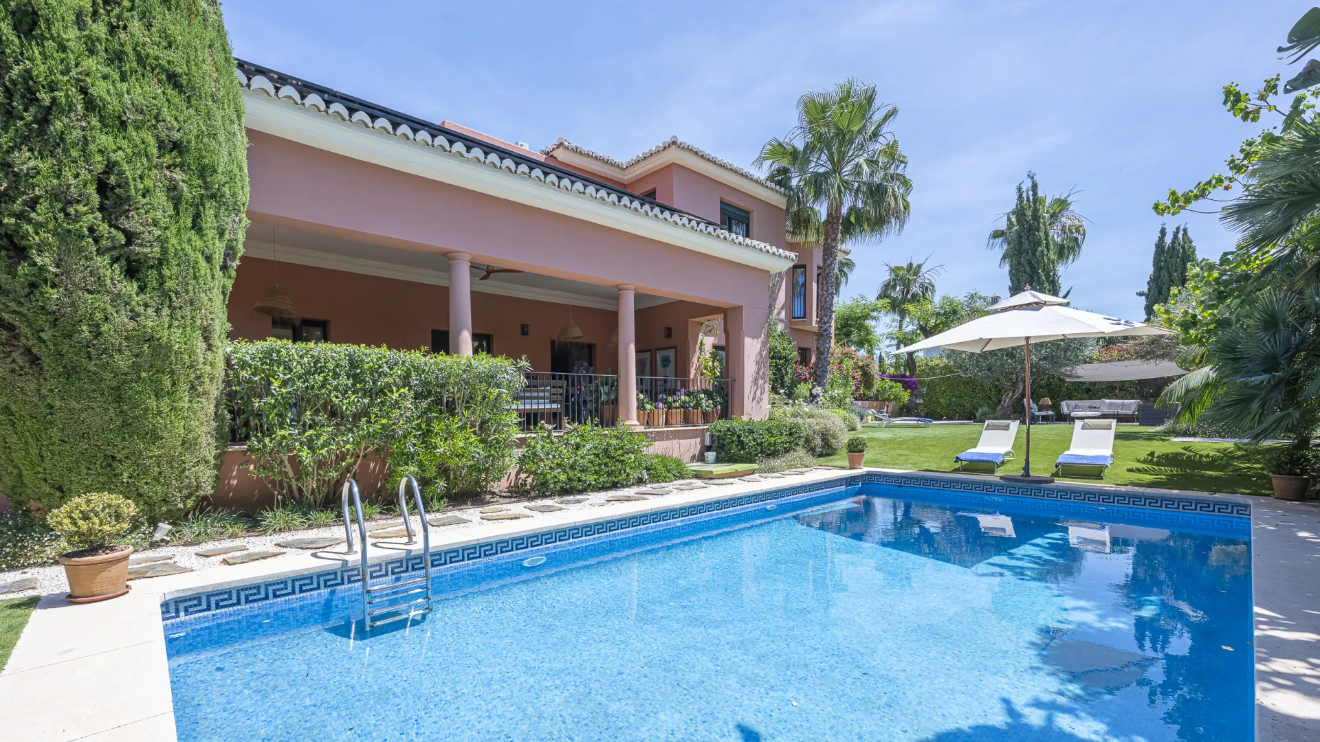 5 bedrooms villa for sale in Altos de Puente Romano