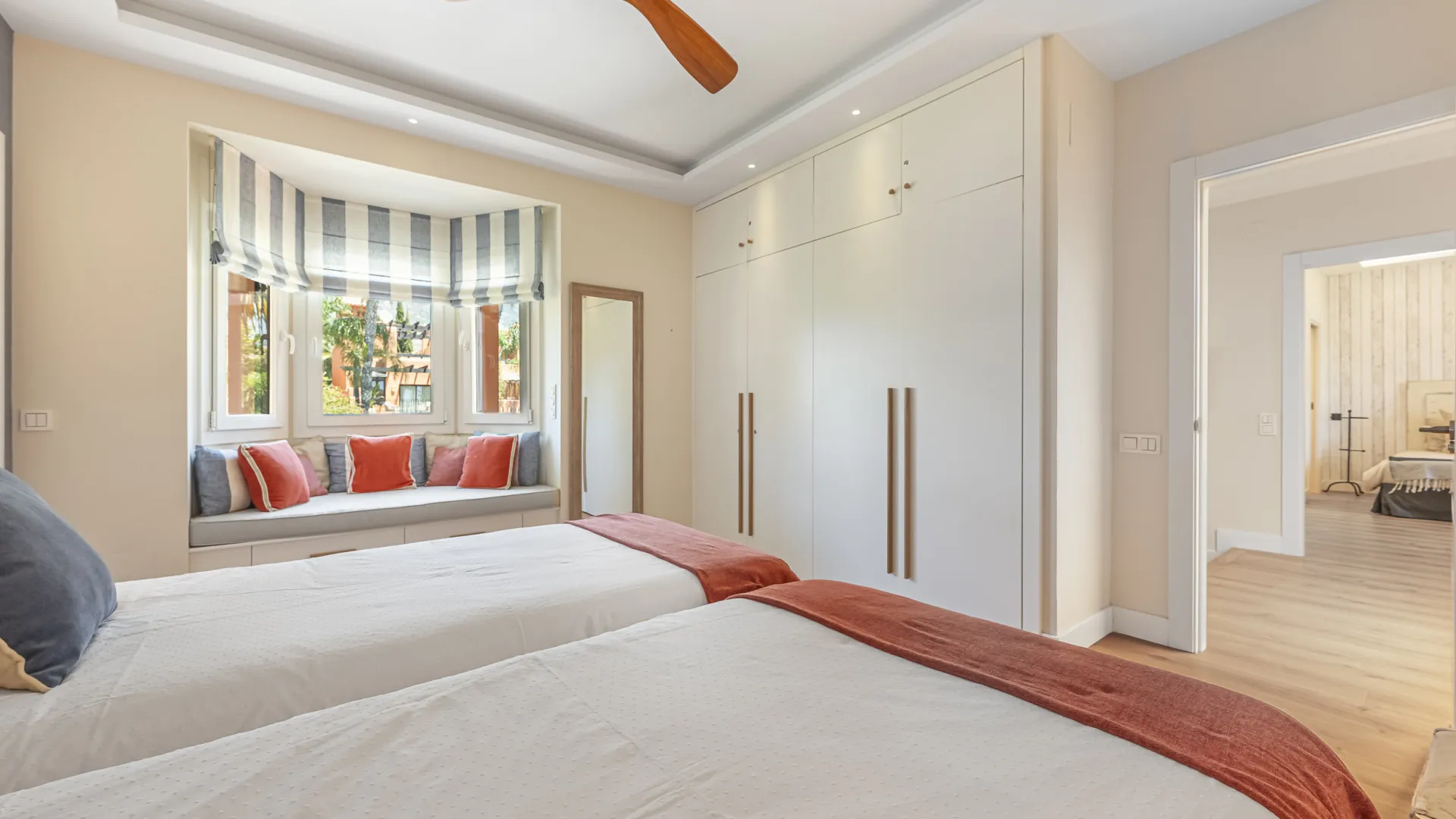 5 bedrooms villa for sale in Altos de Puente Romano