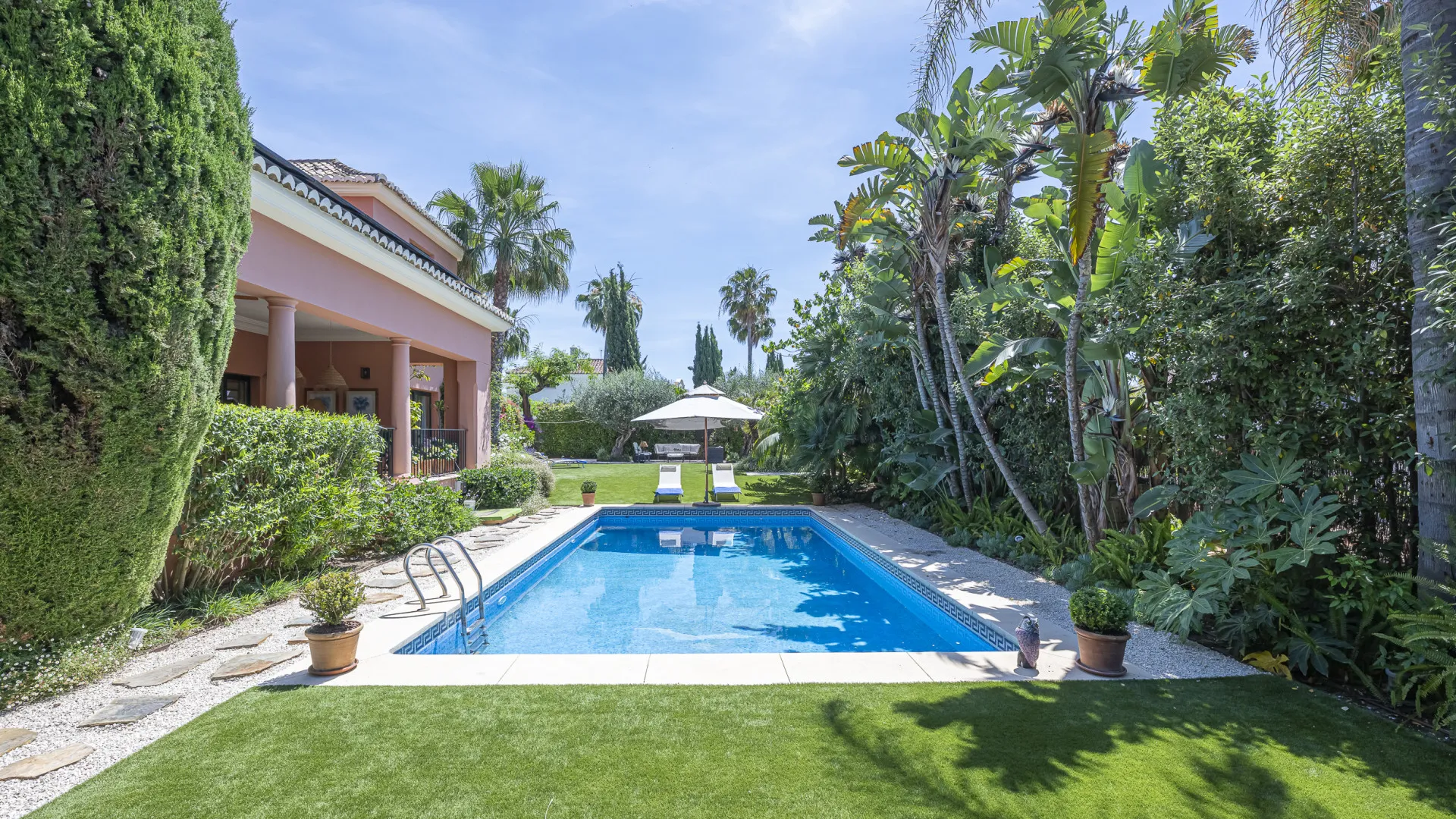 5 bedrooms villa for sale in Altos de Puente Romano
