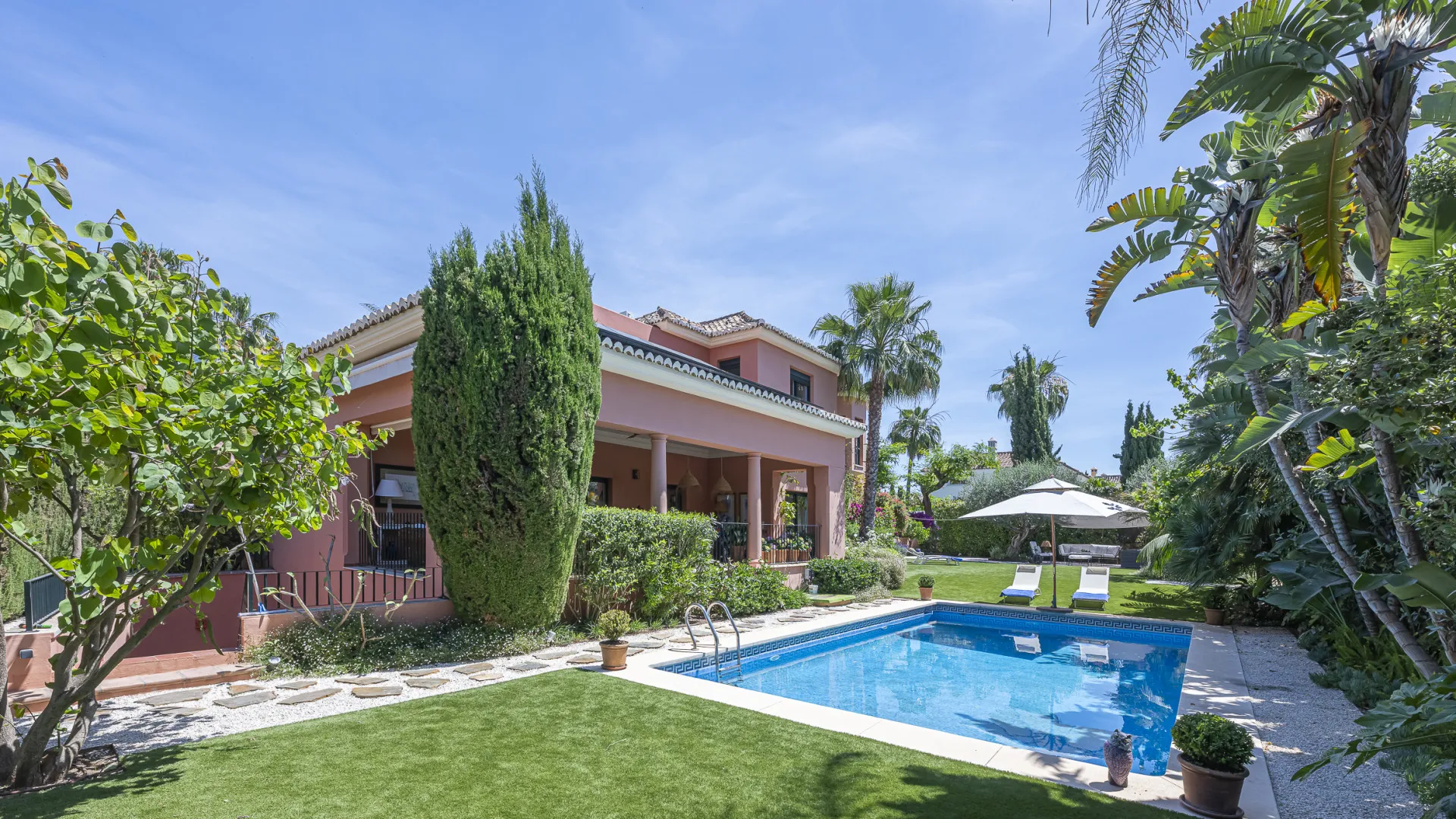 5 bedrooms villa for sale in Altos de Puente Romano