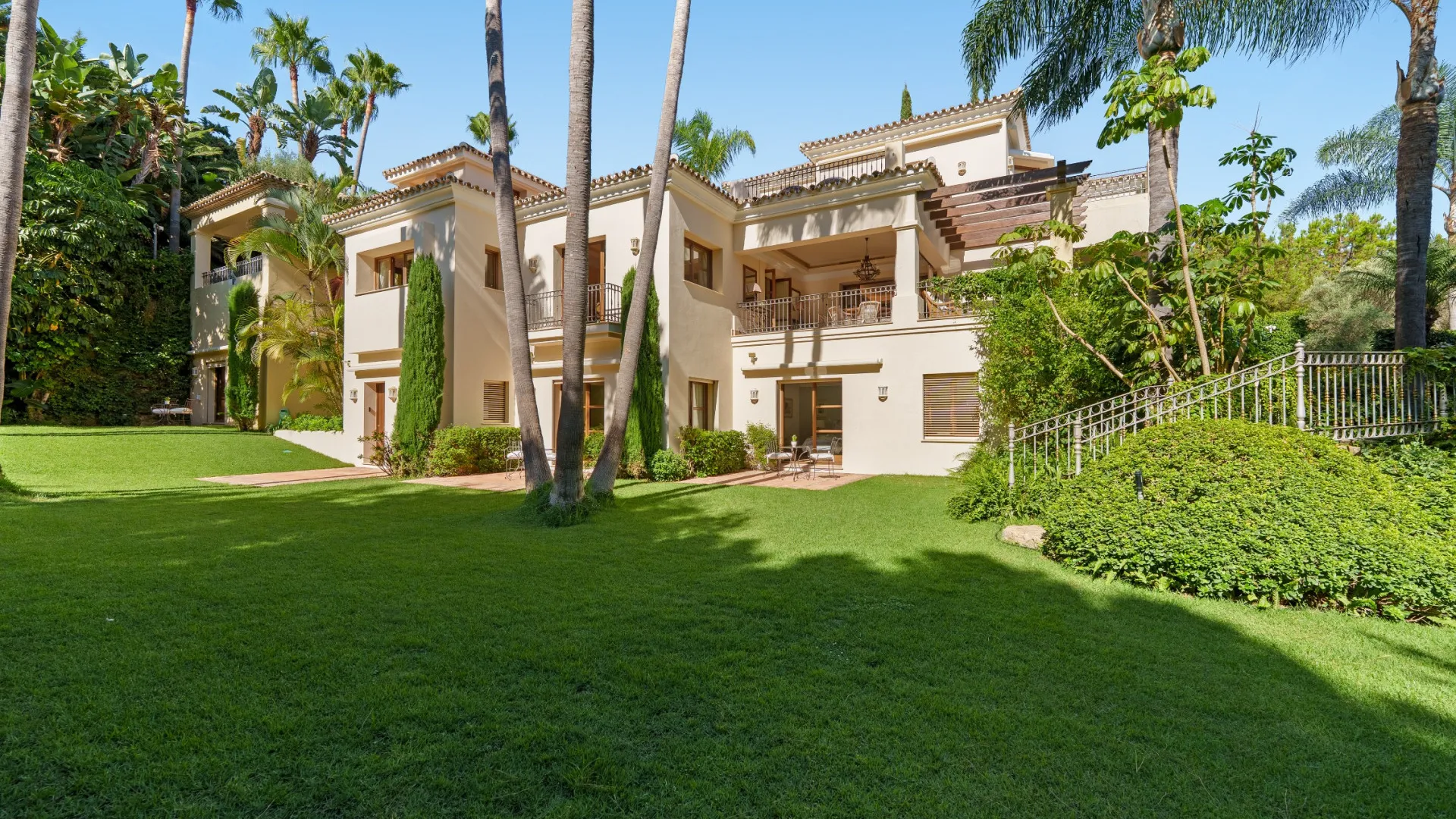 Villa con 6 dormitorios en venta en Las Lomas del Marbella Club