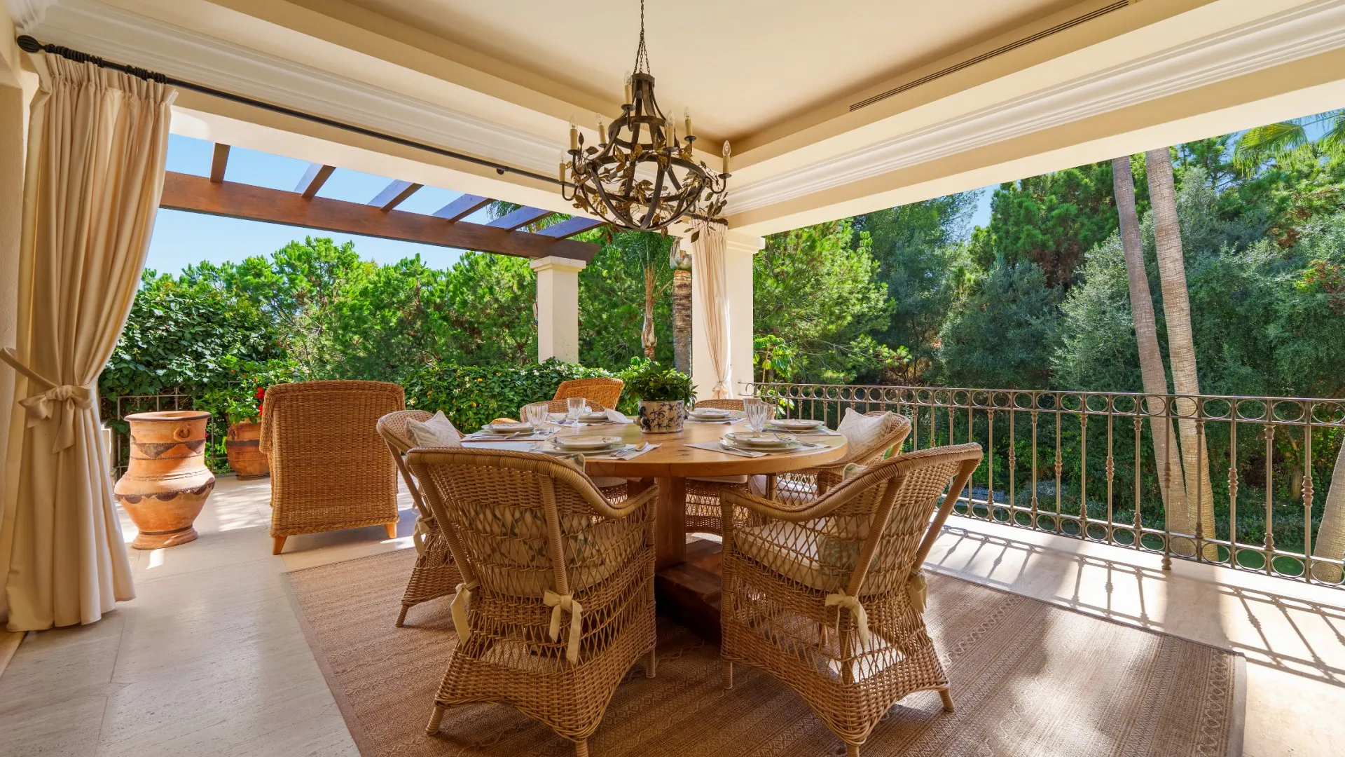 Villa con 6 dormitorios en venta en Las Lomas del Marbella Club