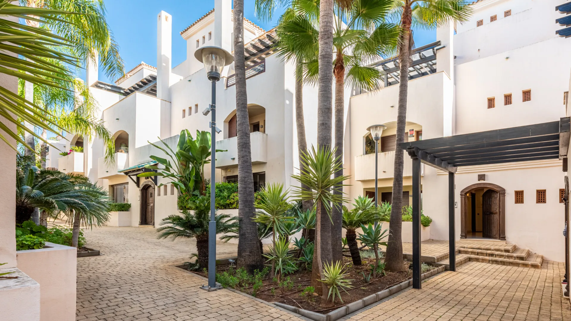 Ground floor apartment for sale in Medina de Banús with 2 bedrooms