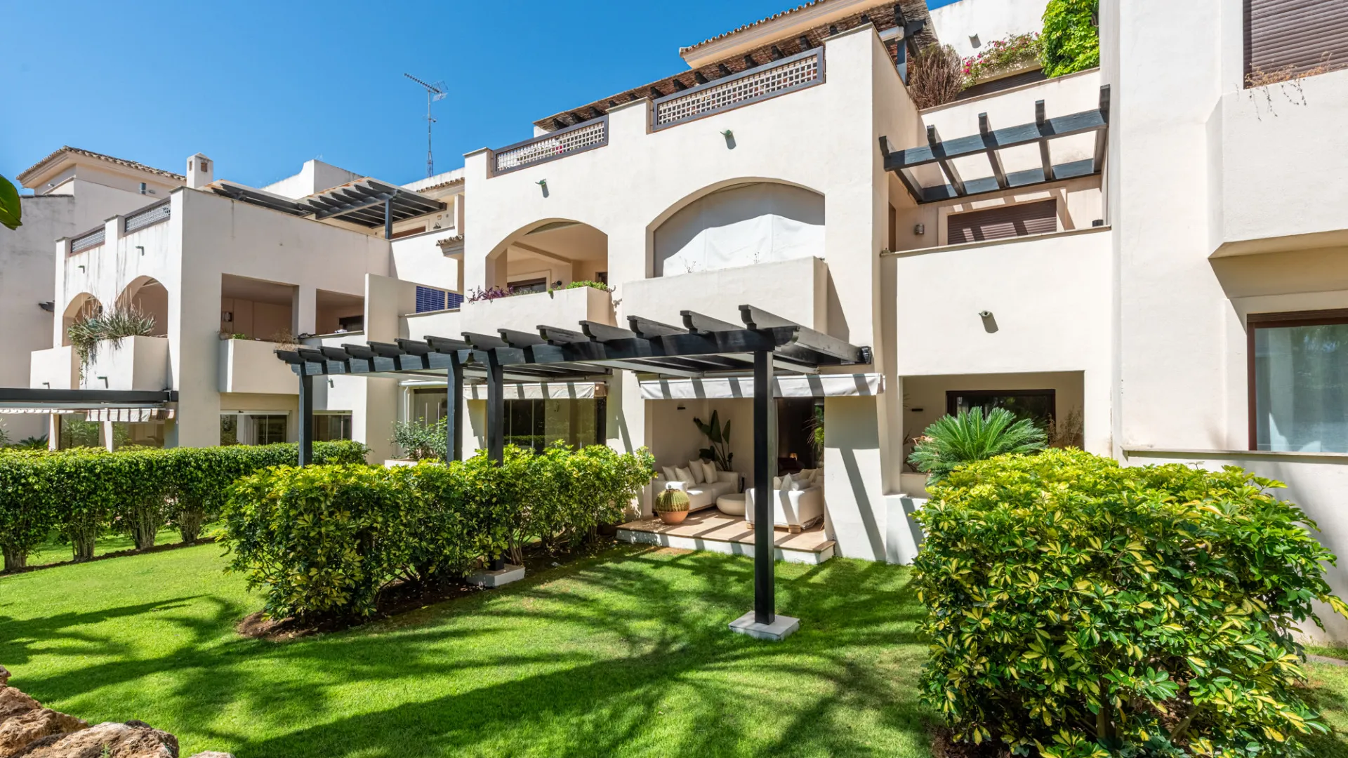 Ground floor apartment for sale in Medina de Banús with 2 bedrooms