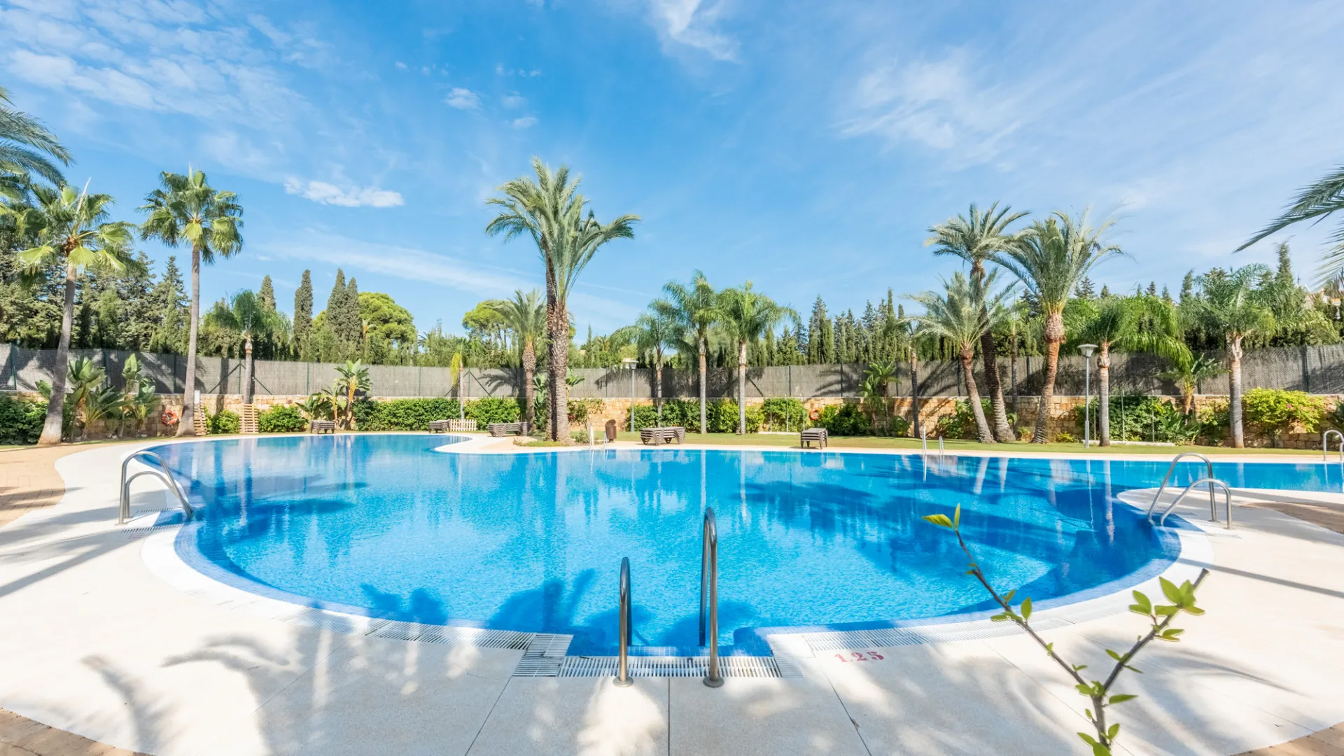 Ground floor apartment for sale in Medina de Banús with 2 bedrooms