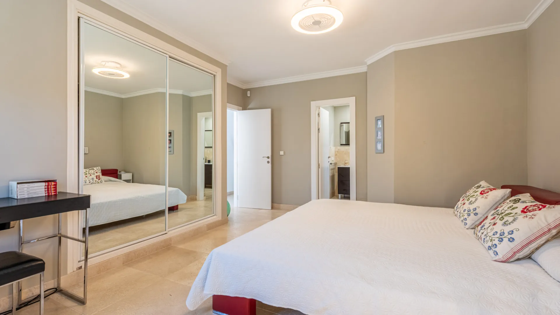 5 bedrooms villa in Hacienda las Chapas for sale