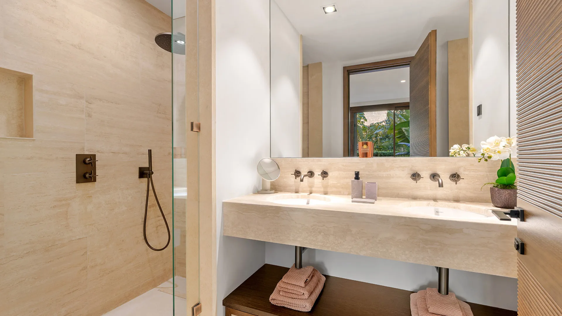 Buy apartment with 3 bedrooms in Finca Cortesin