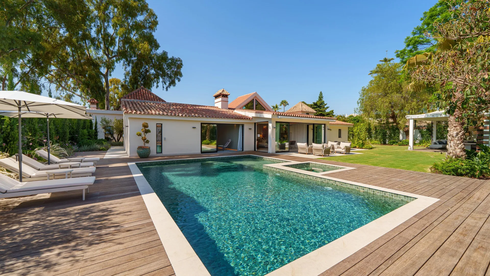 Villa for sale in Marbella - Puerto Banus with 5 bedrooms